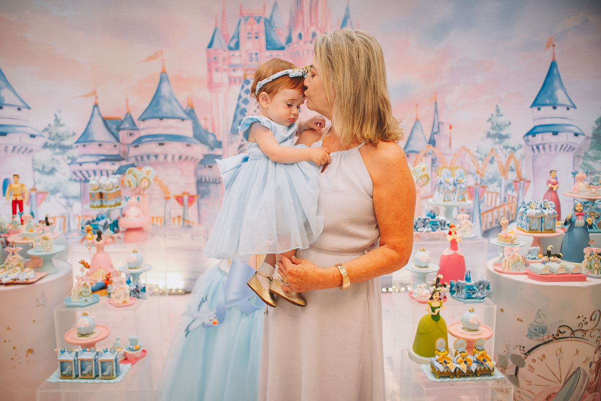 Maria Vitória celebrando seu primeiro aniversário ao lado das avós, em um momento cheio de carinho e afeto