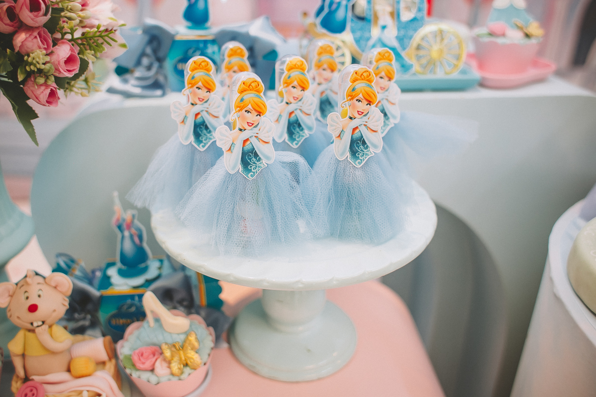 Mesa decorada para festa infantil de 1 aninho, com riqueza de detalhes e cores suaves com o tema cinderela