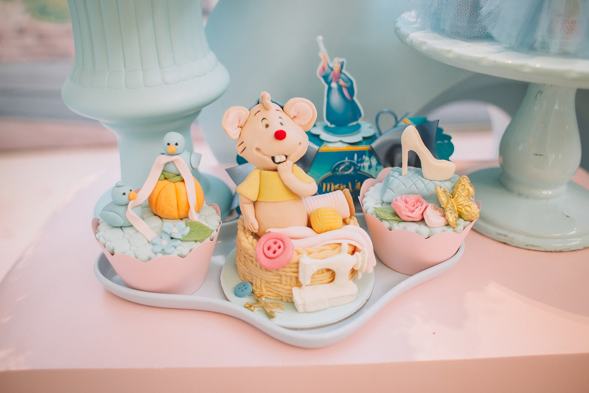 Mesa decorada para festa infantil de 1 aninho, com riqueza de detalhes e cores suaves com o tema cinderela