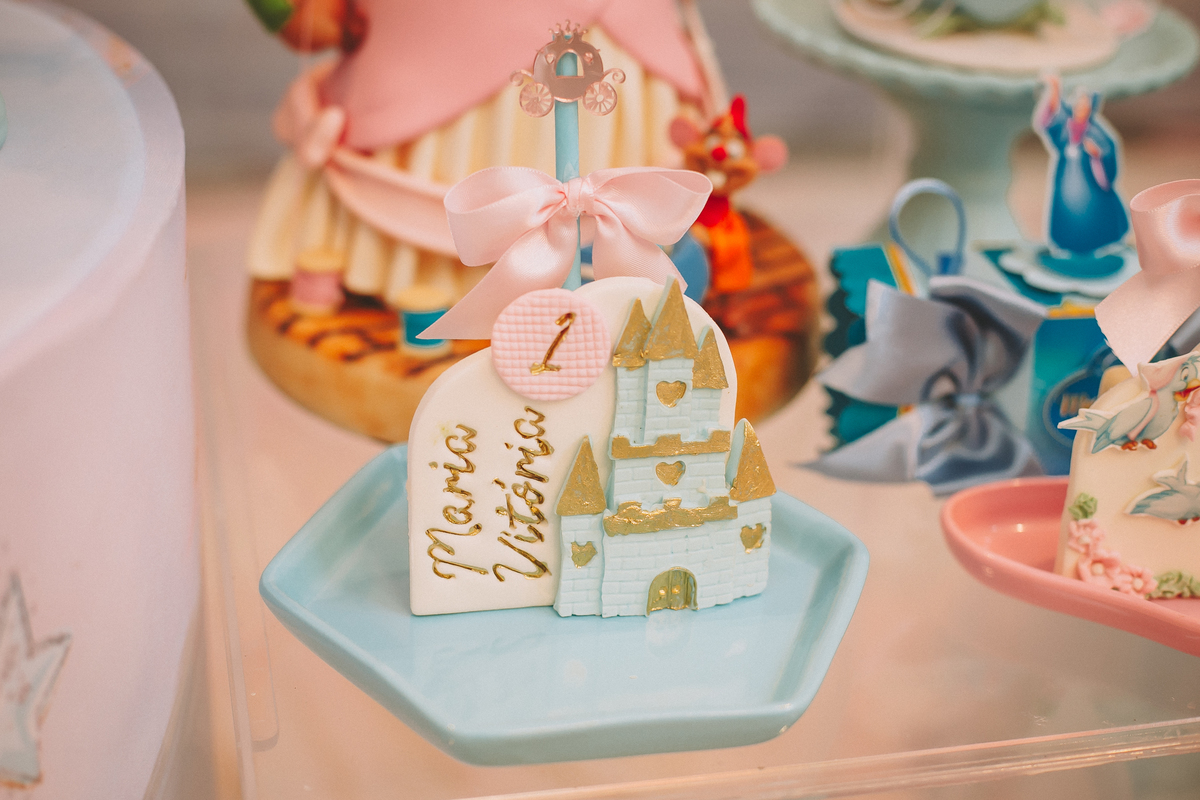 Mesa decorada para festa infantil de 1 aninho, com riqueza de detalhes e cores suaves com o tema cinderela