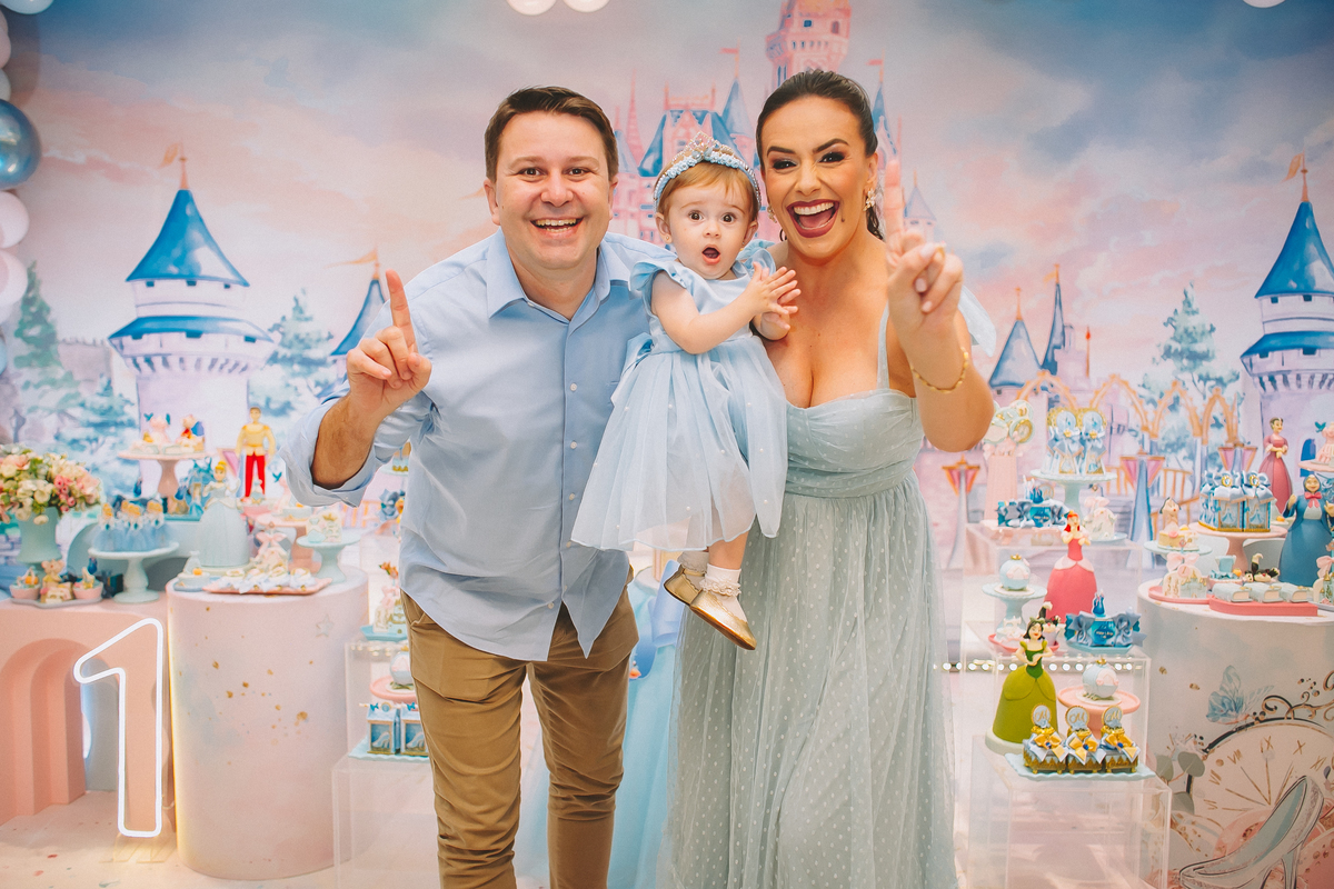 Família reunida celebrando o primeiro aninho da Maria Vitória, com momentos de carinho e diversão entre pais e filha