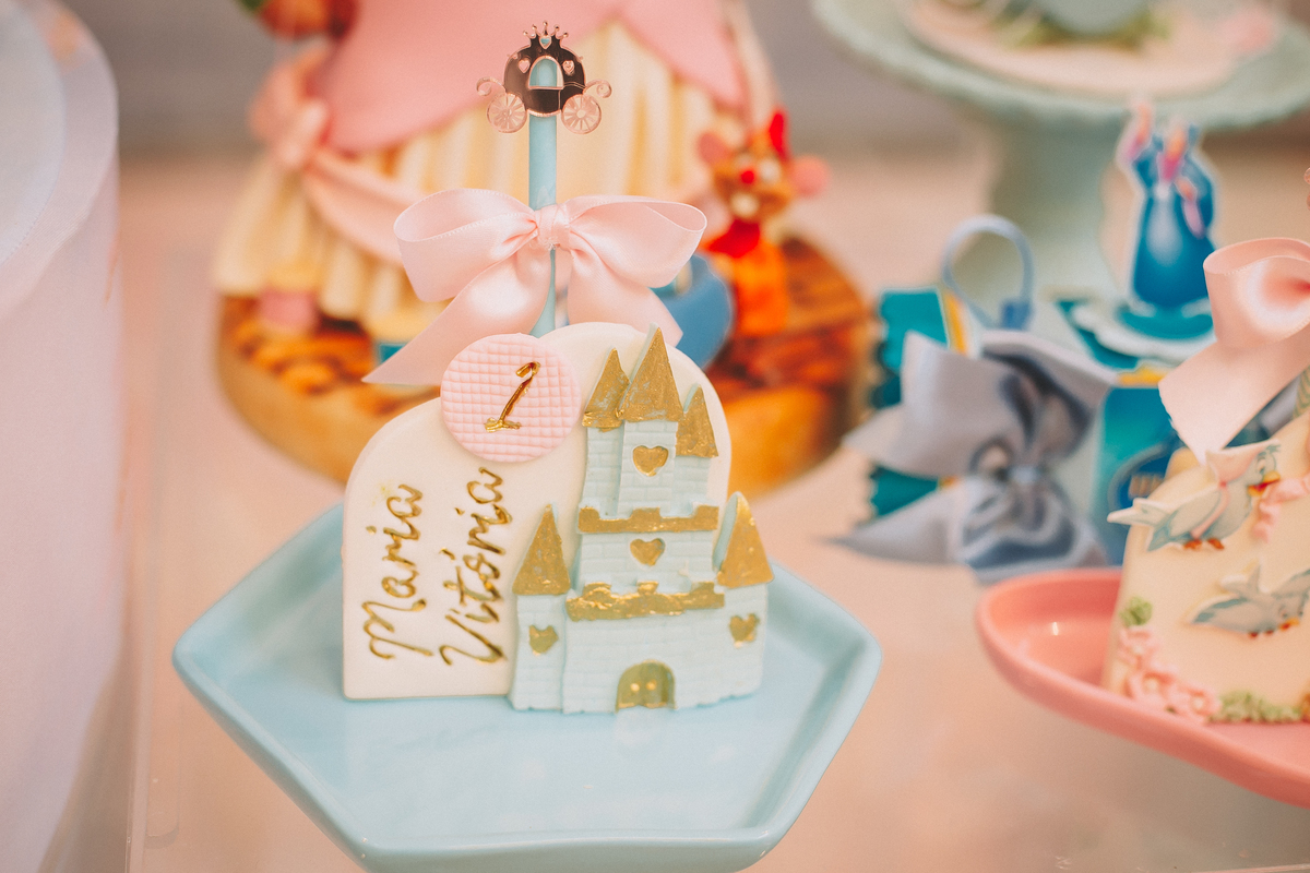 Mesa decorada para festa infantil de 1 aninho, com riqueza de detalhes e cores suaves com o tema cinderela