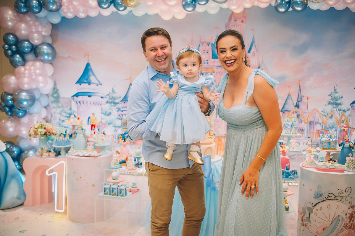 Família reunida celebrando o primeiro aninho da Maria Vitória, com momentos de carinho e diversão entre pais e filha