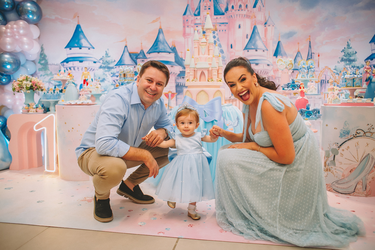 Família reunida celebrando o primeiro aninho da Maria Vitória, com momentos de carinho e diversão entre pais e filha