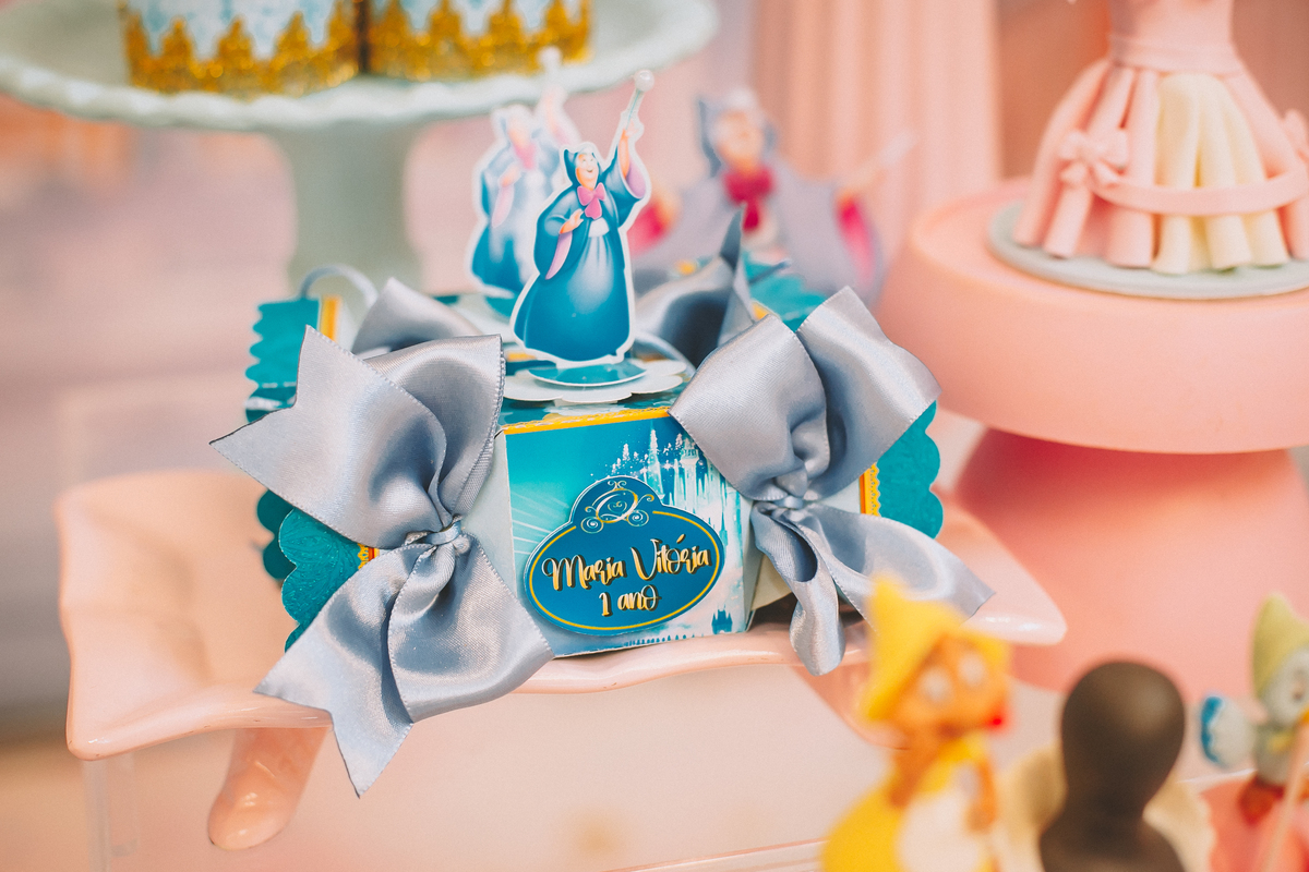 Mesa decorada para festa infantil de 1 aninho, com riqueza de detalhes e cores suaves com o tema cinderela
