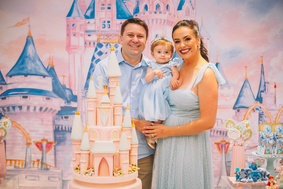 Família reunida celebrando o primeiro aninho da Maria Vitória, com momentos de carinho e diversão entre pais e filha