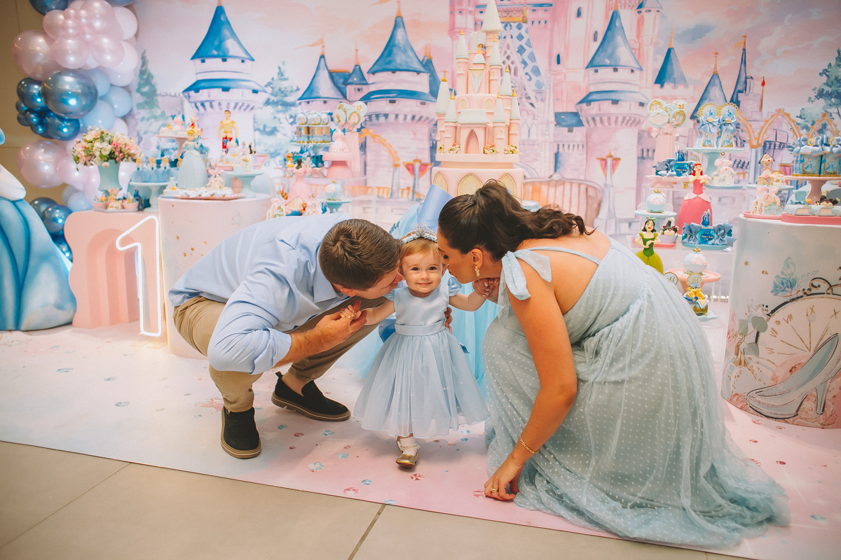 Família reunida celebrando o primeiro aninho da Maria Vitória, com momentos de carinho e diversão entre pais e filha