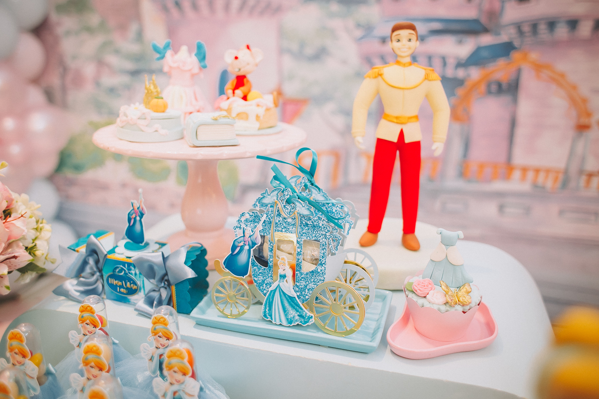 Mesa decorada para festa infantil de 1 aninho, com riqueza de detalhes e cores suaves com o tema cinderela