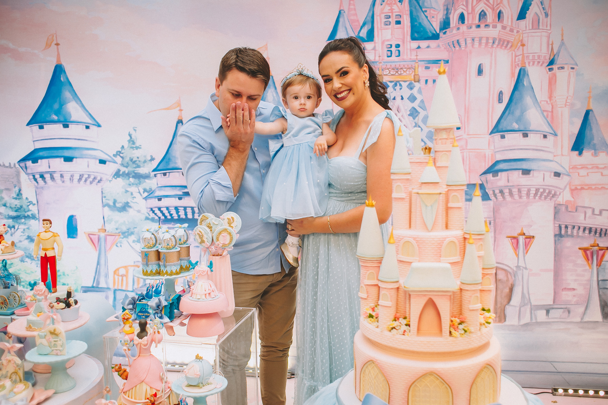 Família reunida celebrando o primeiro aninho da Maria Vitória, com momentos de carinho e diversão entre pais e filha