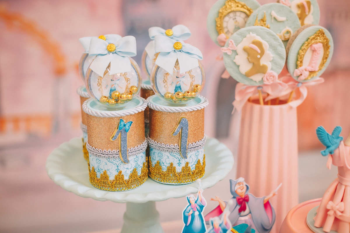 Detalhes da decoração de aniversário de 1 ano, com elementos delicados e personalizados com o tema cinderela