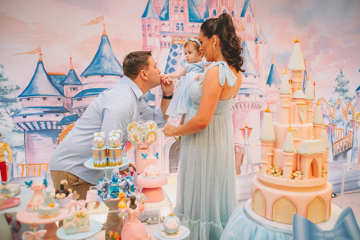 Família reunida celebrando o primeiro aninho da Maria Vitória, com momentos de carinho e diversão entre pais e filha