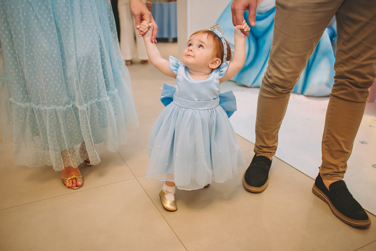 Crianças brincando e se divertindo durante a festa de aniversário infantil, em um ambiente leve e cheio de alegria