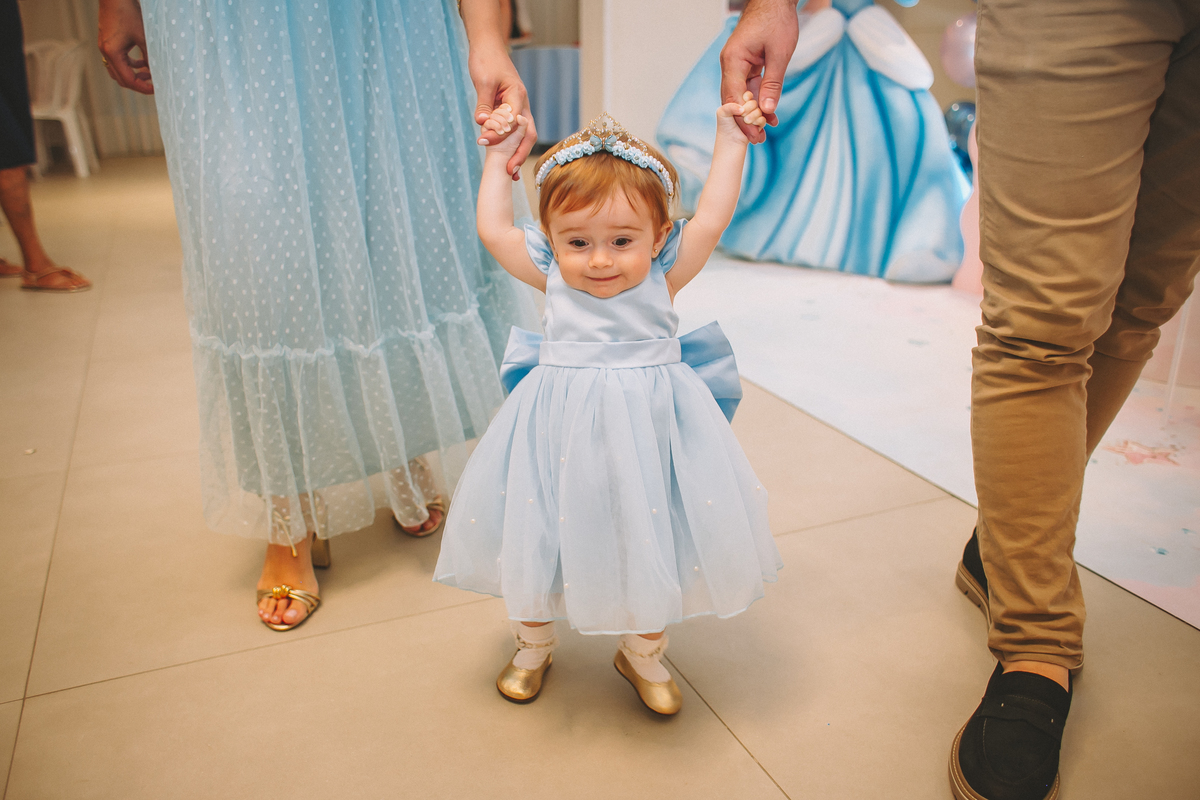 Crianças brincando e se divertindo durante a festa de aniversário infantil, em um ambiente leve e cheio de alegria