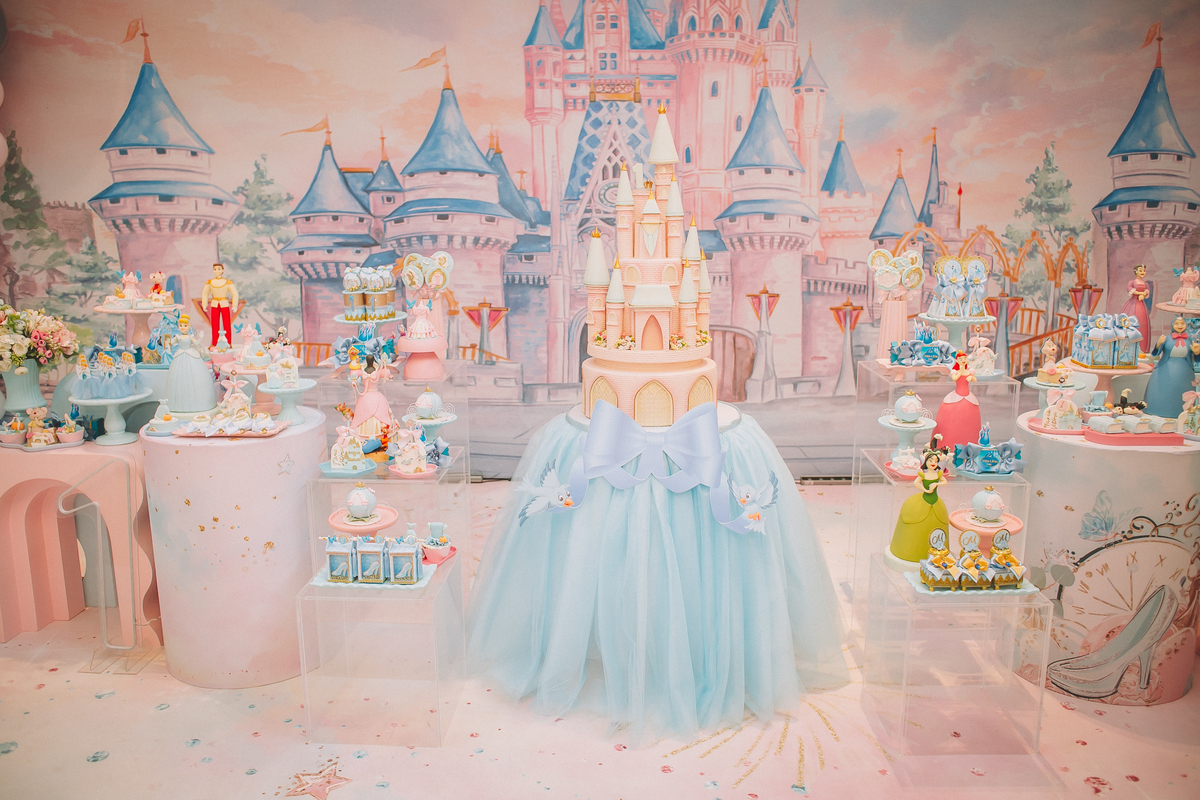 Decoração de aniversário infantil delicada para 1 aninho, com detalhes encantadores da mesa e ambientação da festa em Palhoça SC