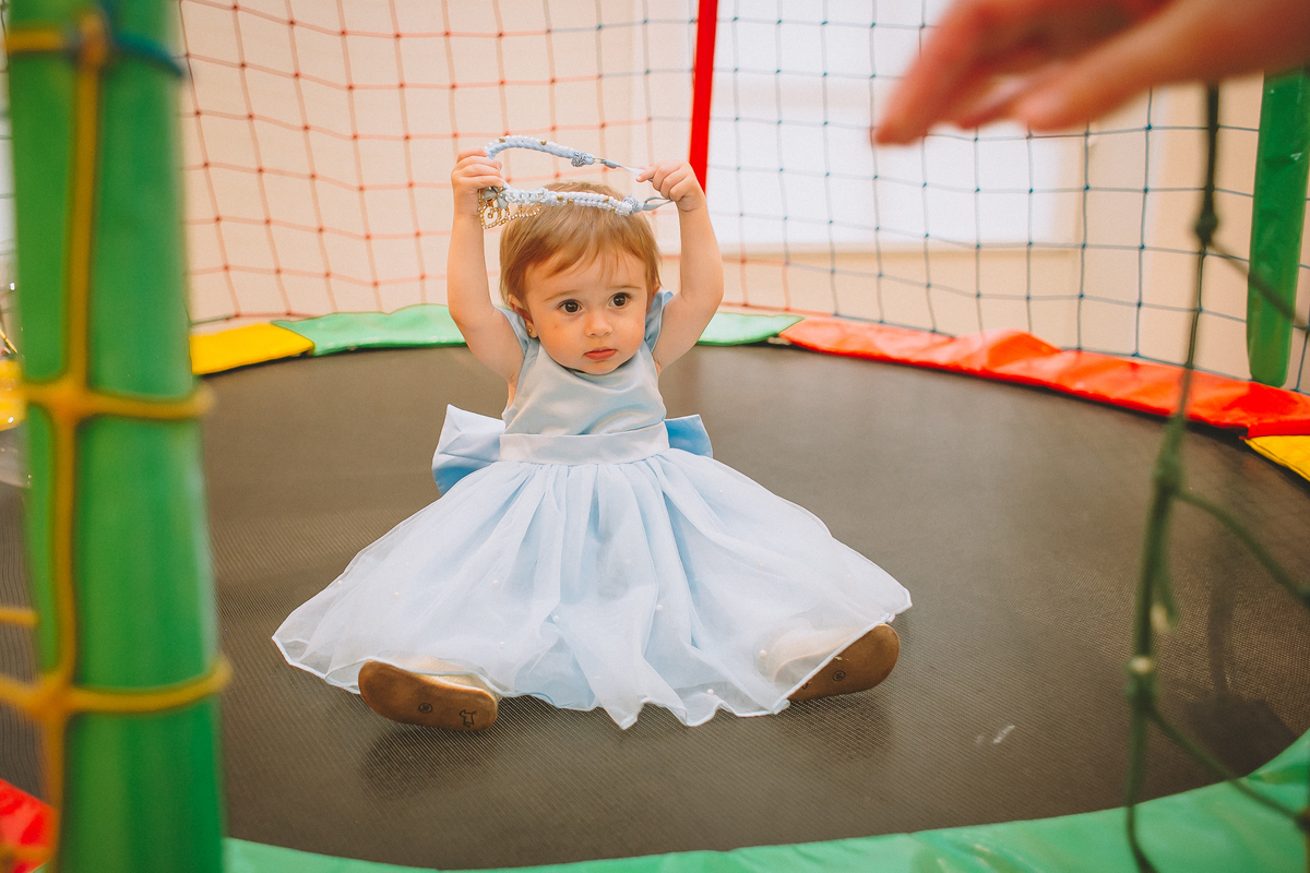 Crianças brincando e se divertindo durante a festa de aniversário infantil, em um ambiente leve e cheio de alegria