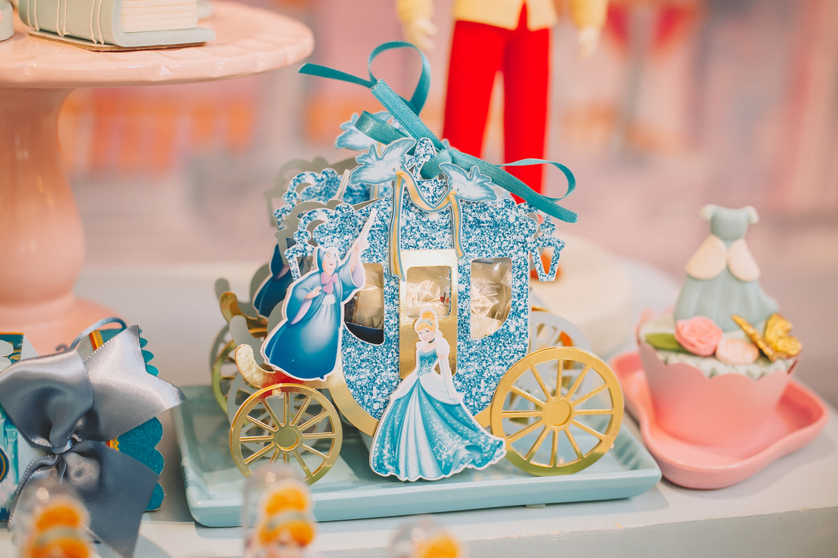 Detalhes da decoração de aniversário de 1 ano, com elementos delicados e personalizados com o tema cinderela