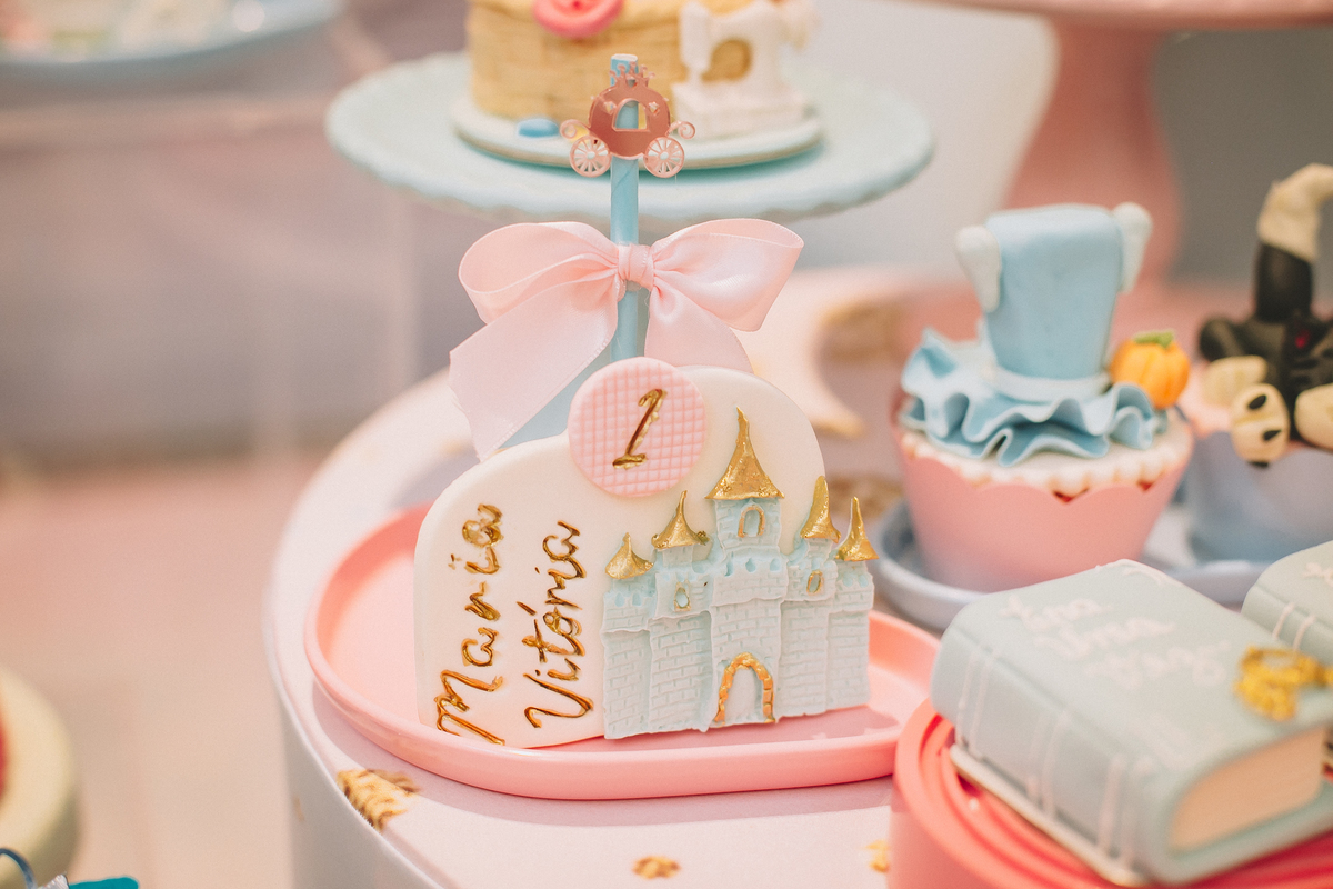 Detalhes da decoração de aniversário de 1 ano, com elementos delicados e personalizados com o tema cinderela
