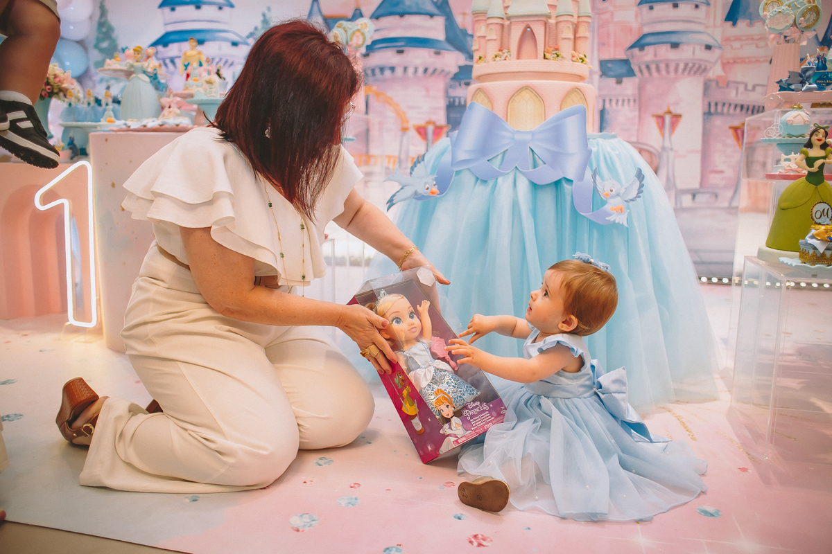 Maria Vitória abrindo seus presentes de aniversário, vivendo a alegria do seu primeiro aninho