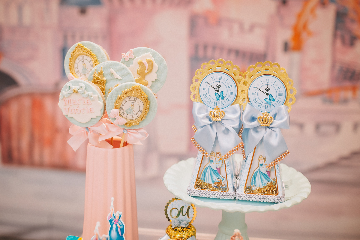 Detalhes da decoração de aniversário de 1 ano, com elementos delicados e personalizados com o tema cinderela