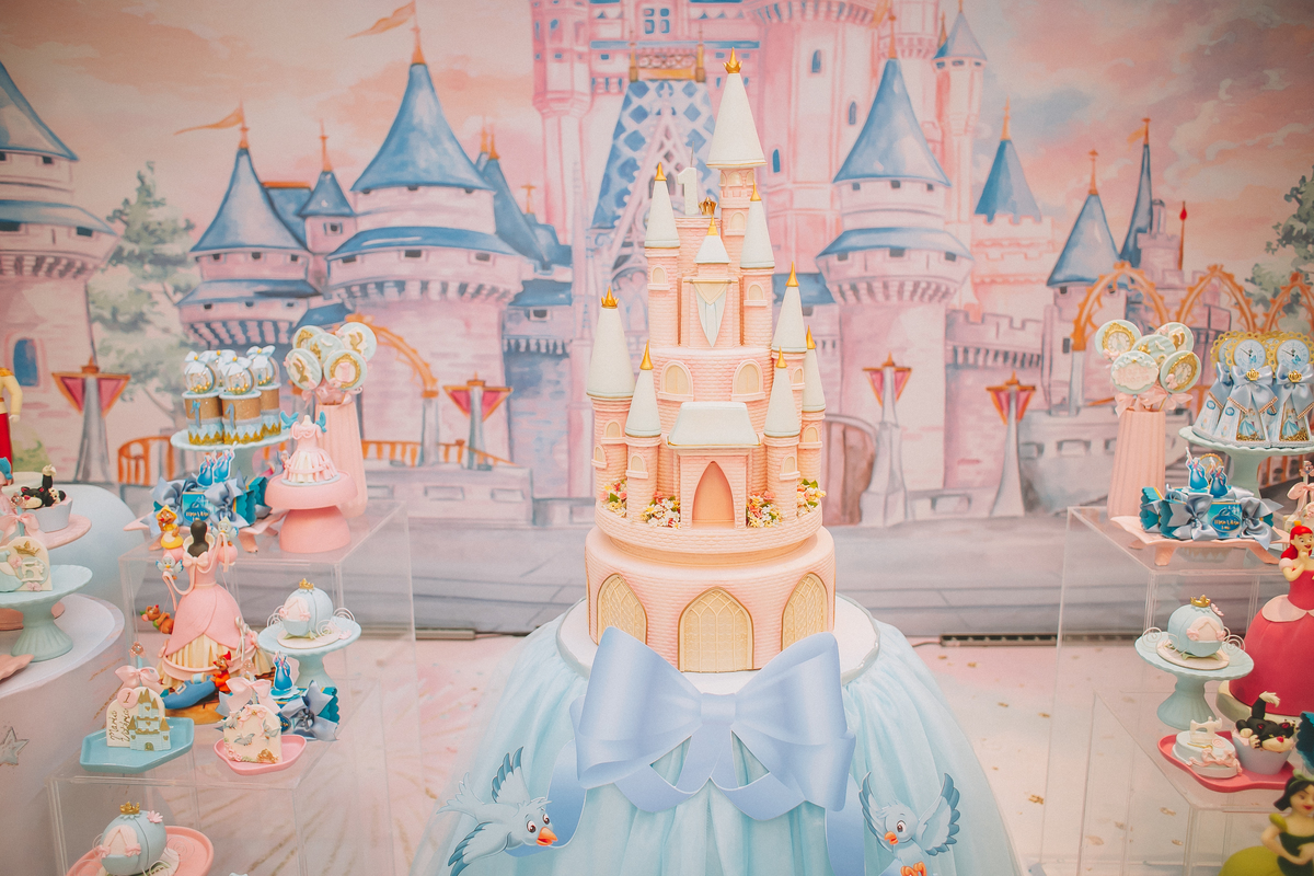 Decoração de aniversário infantil delicada para 1 aninho, com detalhes encantadores da mesa e ambientação da festa em Palhoça SC