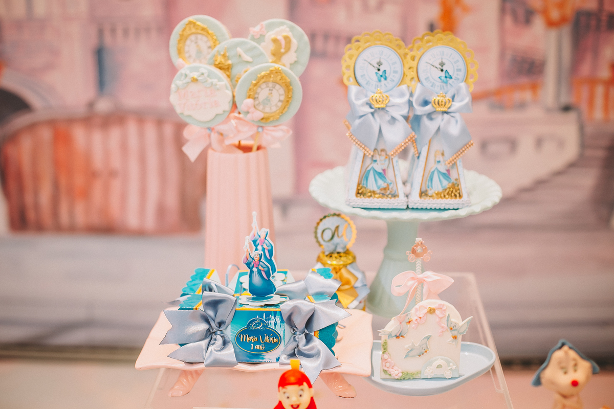 Detalhes da decoração de aniversário de 1 ano, com elementos delicados e personalizados com o tema cinderela