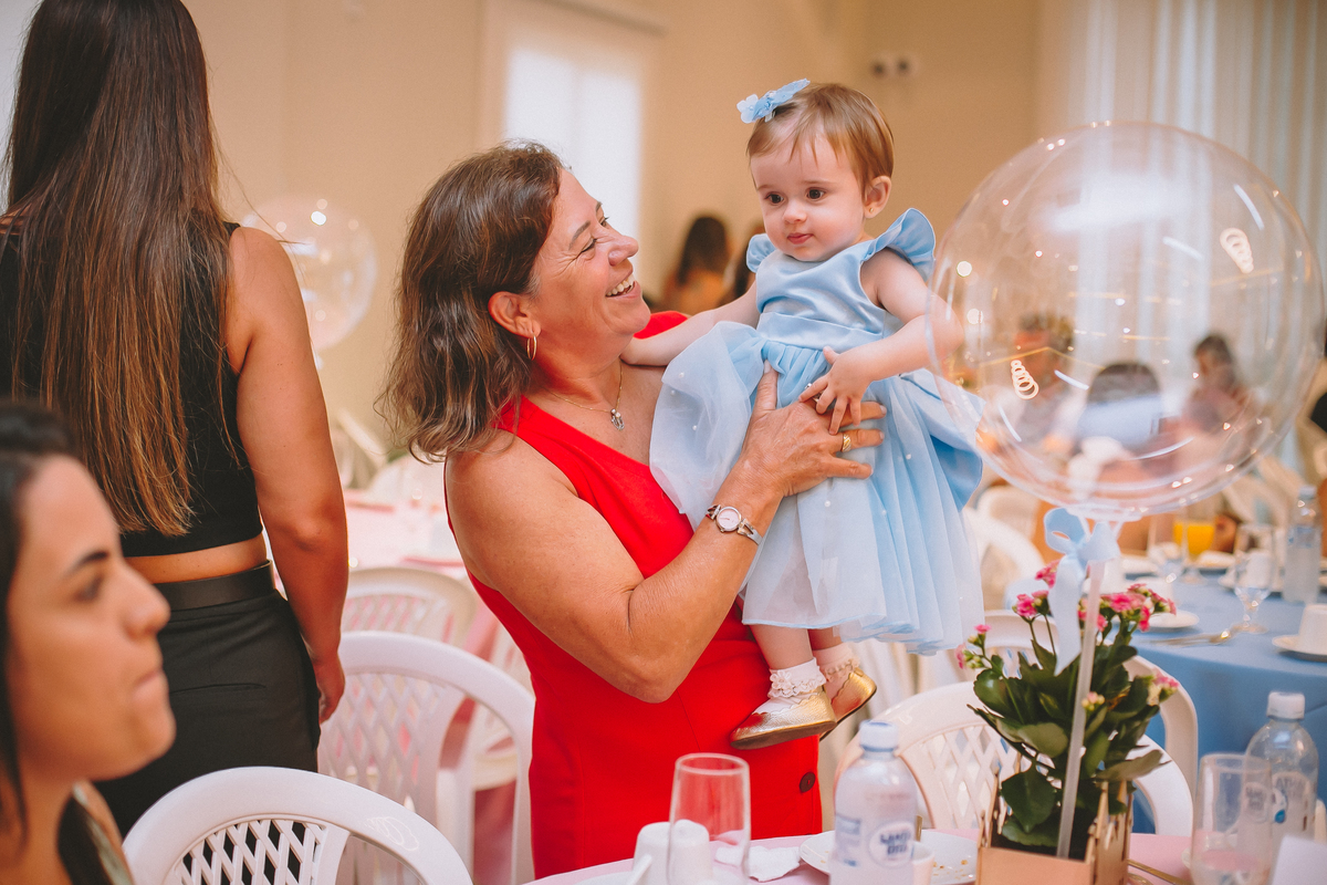 Família reunida comemorando o aniversário de 1 ano da Maria Vitória, em um momento especial e cheio de significado
