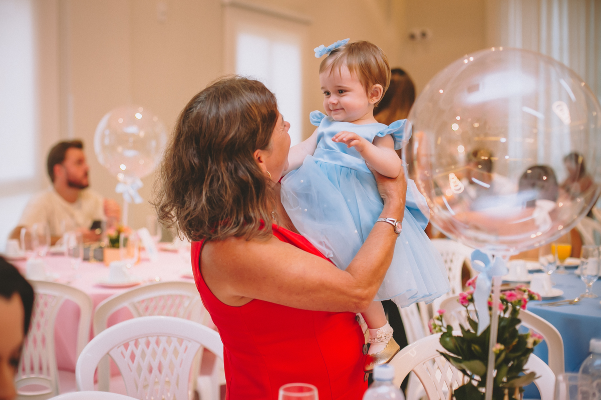 Família reunida comemorando o aniversário de 1 ano da Maria Vitória, em um momento especial e cheio de significado