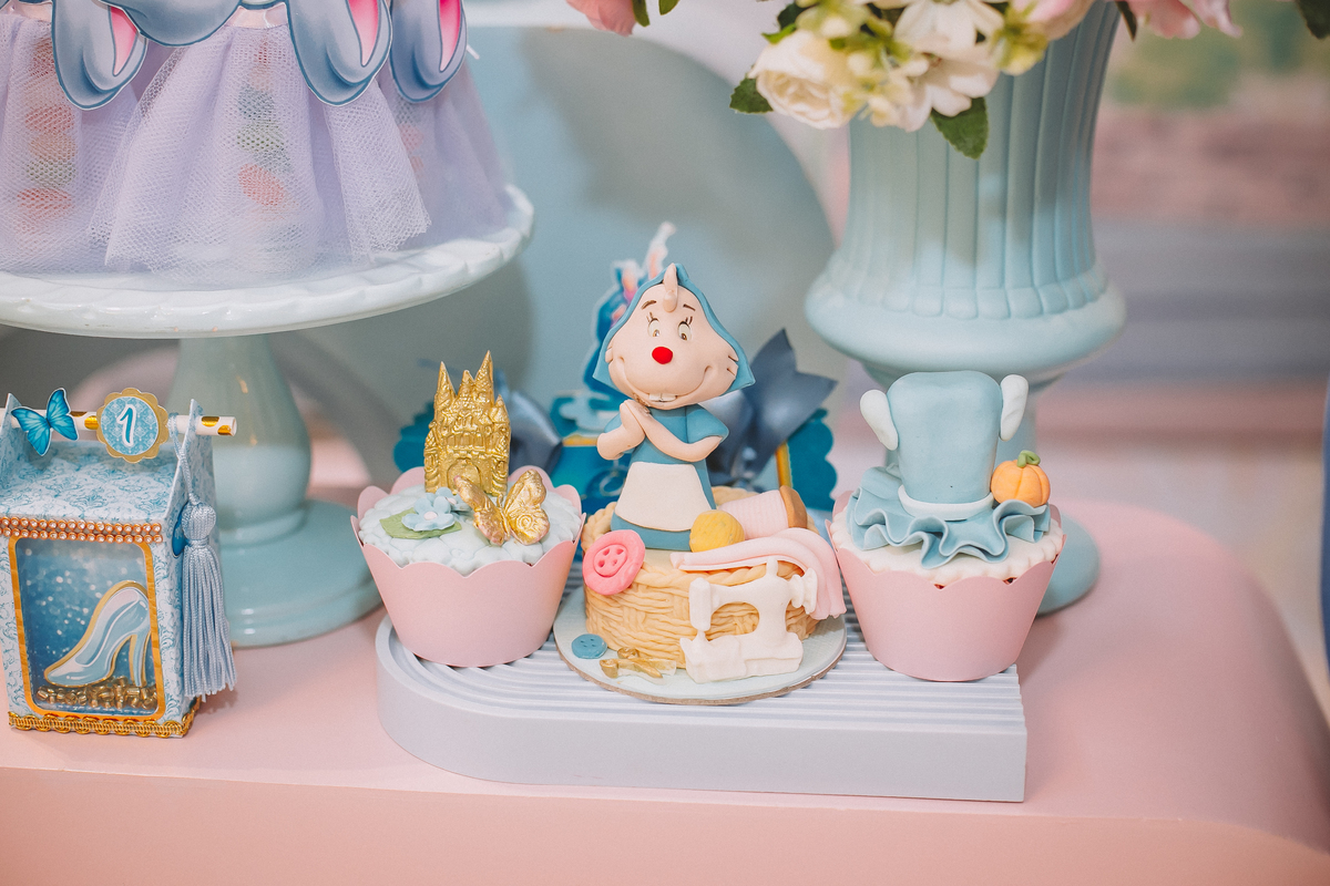 Detalhes da decoração de aniversário de 1 ano, com elementos delicados e personalizados com o tema cinderela