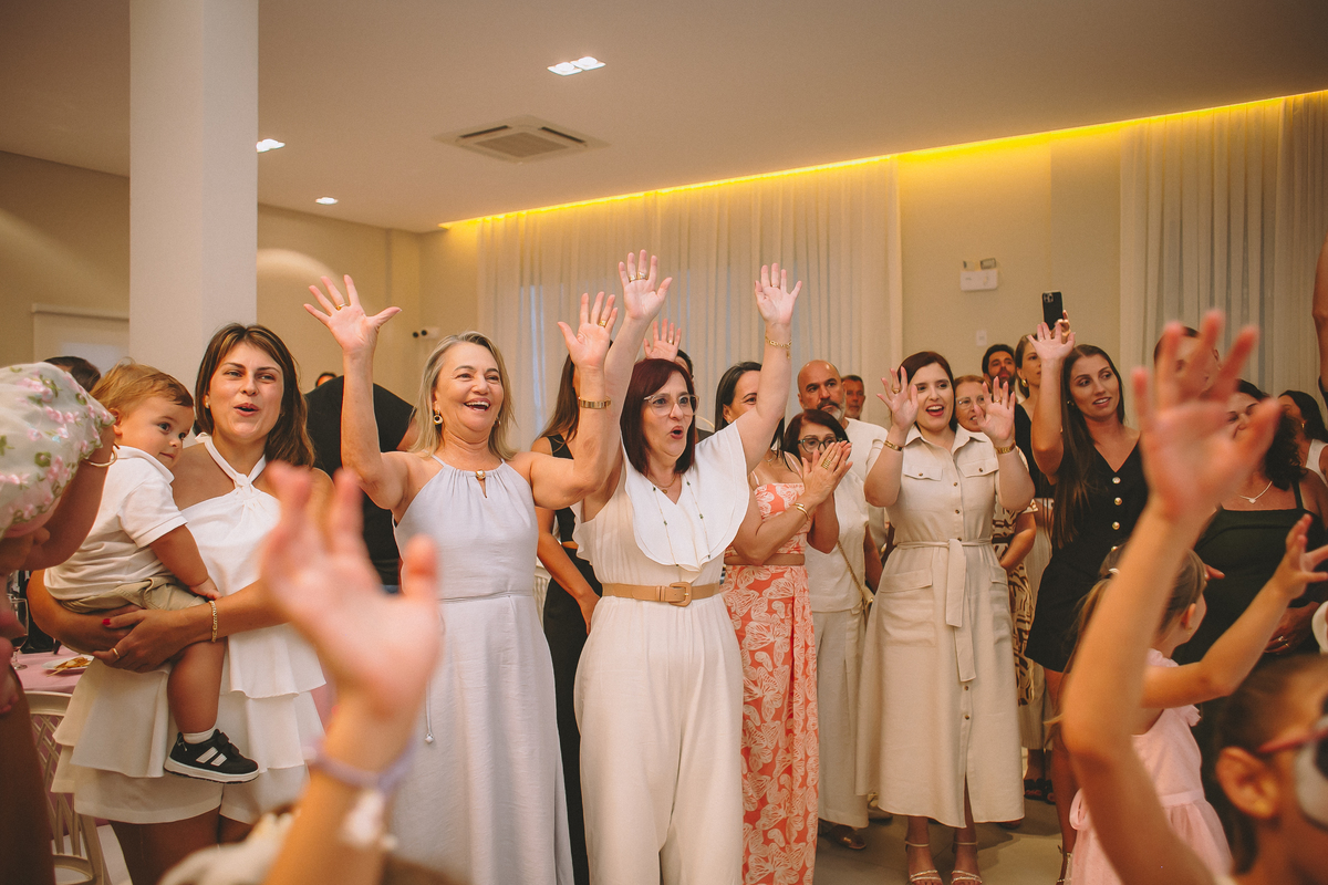 Família reunida comemorando o aniversário de 1 ano da Maria Vitória, em um momento especial e cheio de significado