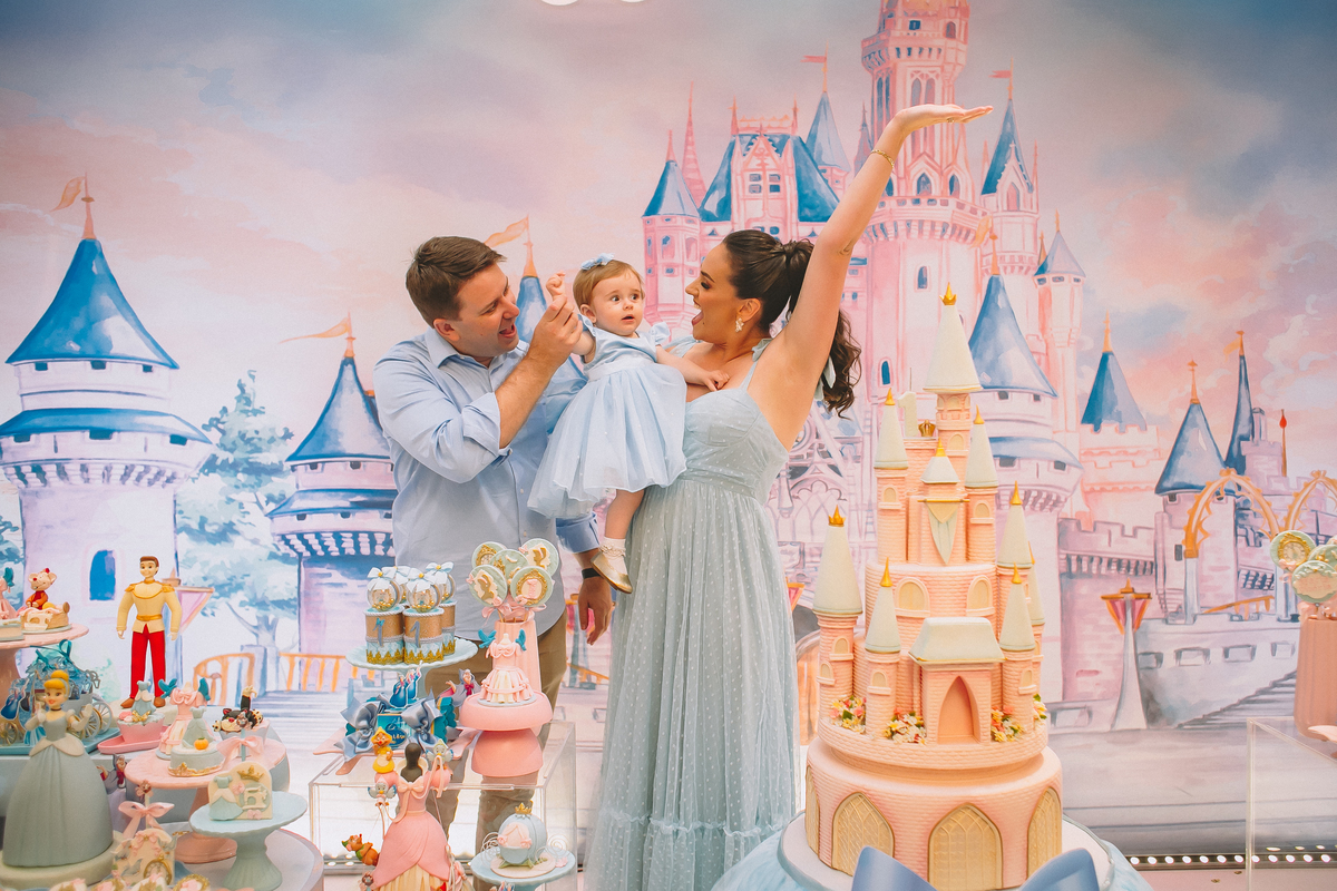 Momento do parabéns da Maria Vitória, celebrando seu primeiro aninho com alegria e emoção em família