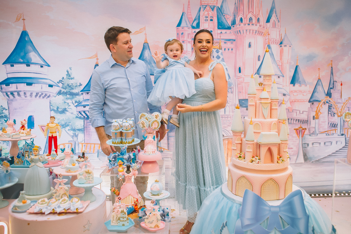 Momento do parabéns da Maria Vitória, celebrando seu primeiro aninho com alegria e emoção em família