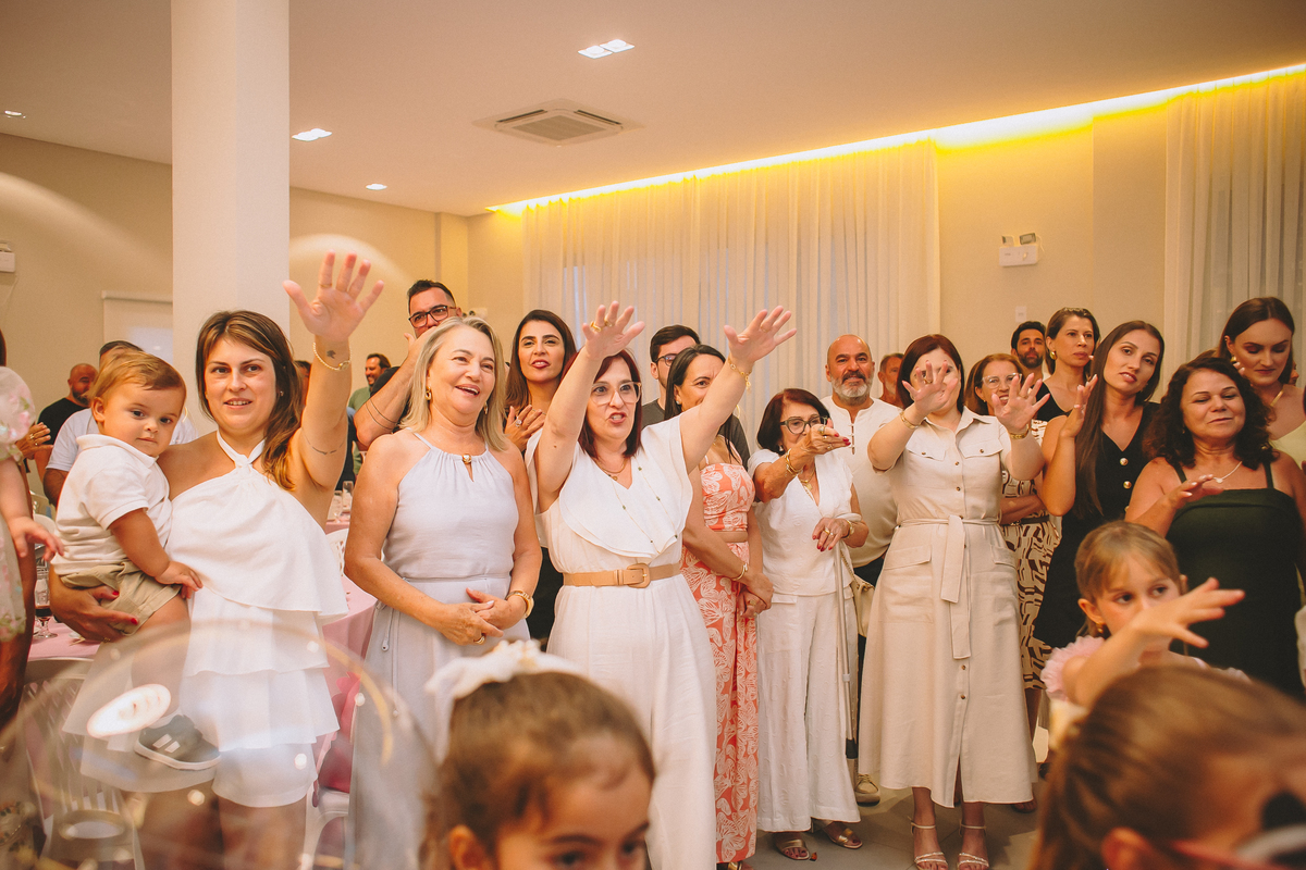 Família reunida comemorando o aniversário de 1 ano da Maria Vitória, em um momento especial e cheio de significado