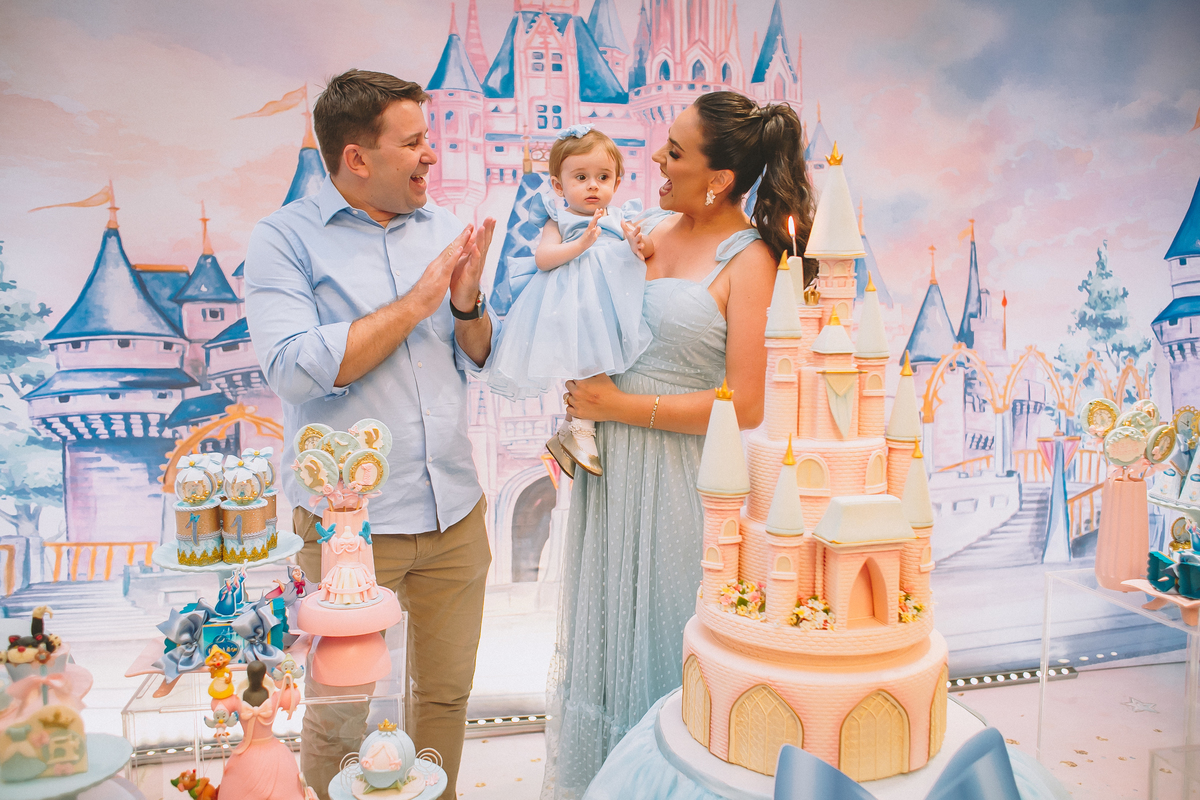 Momento do parabéns da Maria Vitória, celebrando seu primeiro aninho com alegria e emoção em família