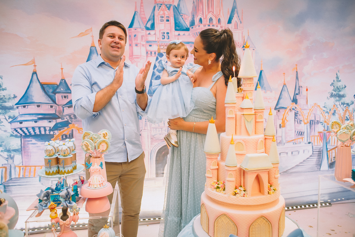 Momento do parabéns da Maria Vitória, celebrando seu primeiro aninho com alegria e emoção em família