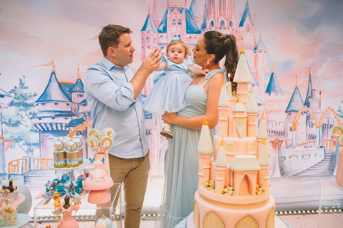 Momento do parabéns da Maria Vitória, celebrando seu primeiro aninho com alegria e emoção em família