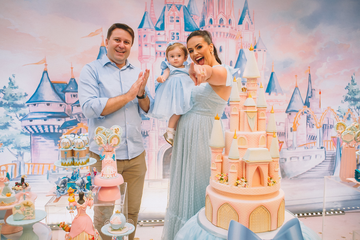 Momento do parabéns da Maria Vitória, celebrando seu primeiro aninho com alegria e emoção em família