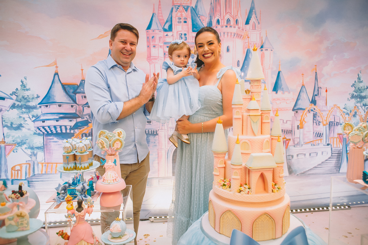 Momento do parabéns da Maria Vitória, celebrando seu primeiro aninho com alegria e emoção em família