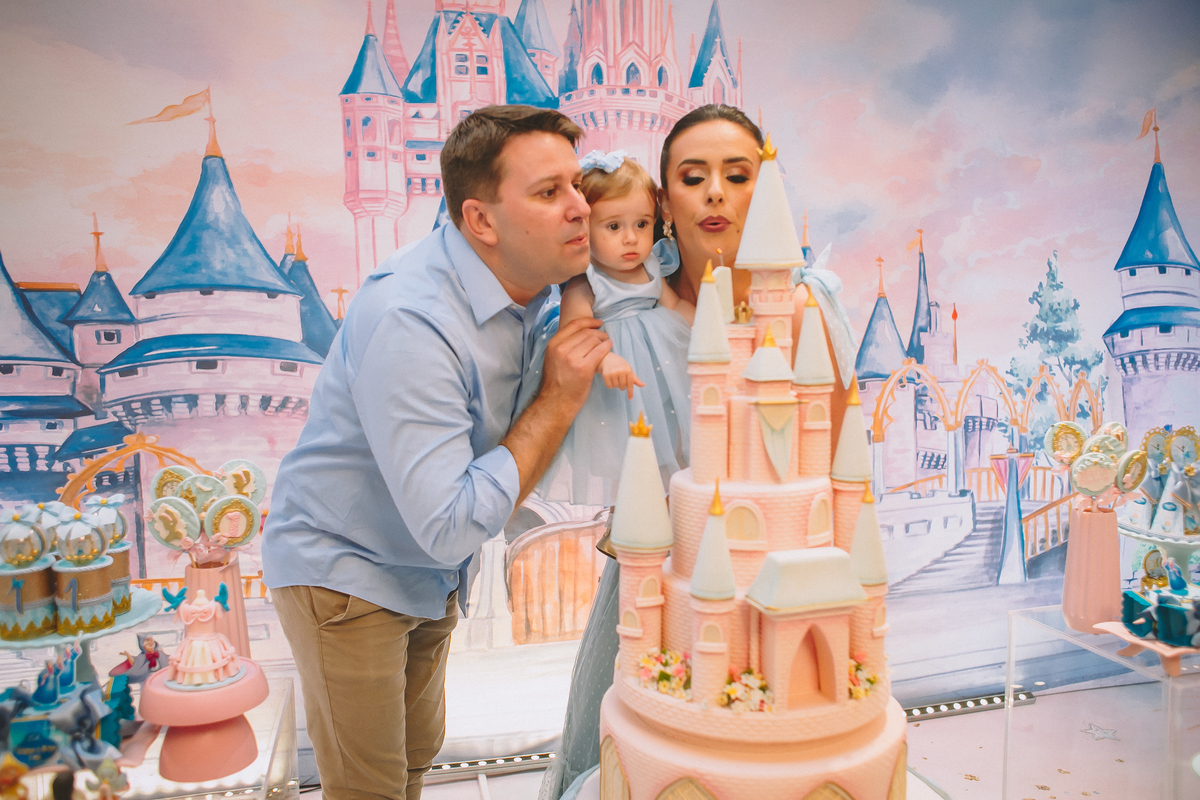 Momento do parabéns da Maria Vitória, celebrando seu primeiro aninho com alegria e emoção em família