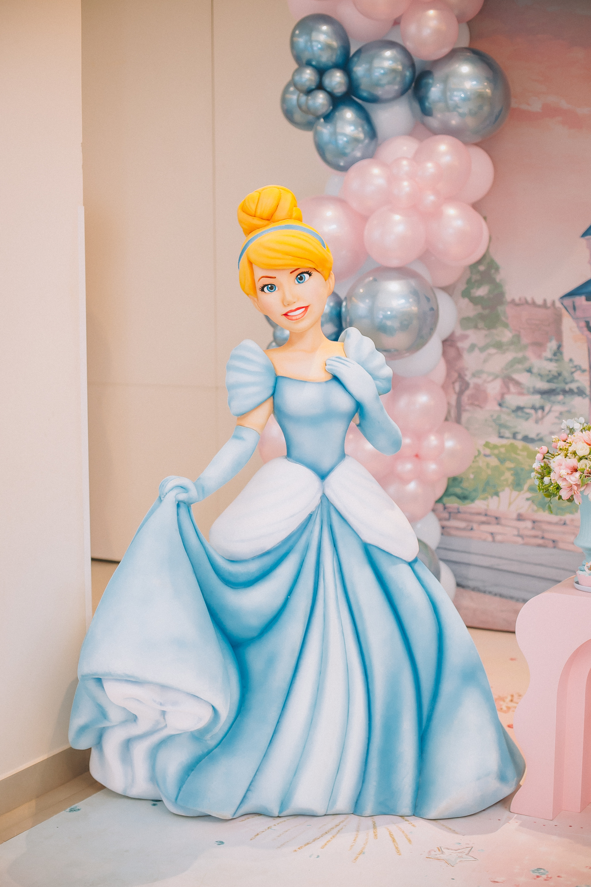 Detalhes da decoração de aniversário de 1 ano, com elementos delicados e personalizados com o tema cinderela