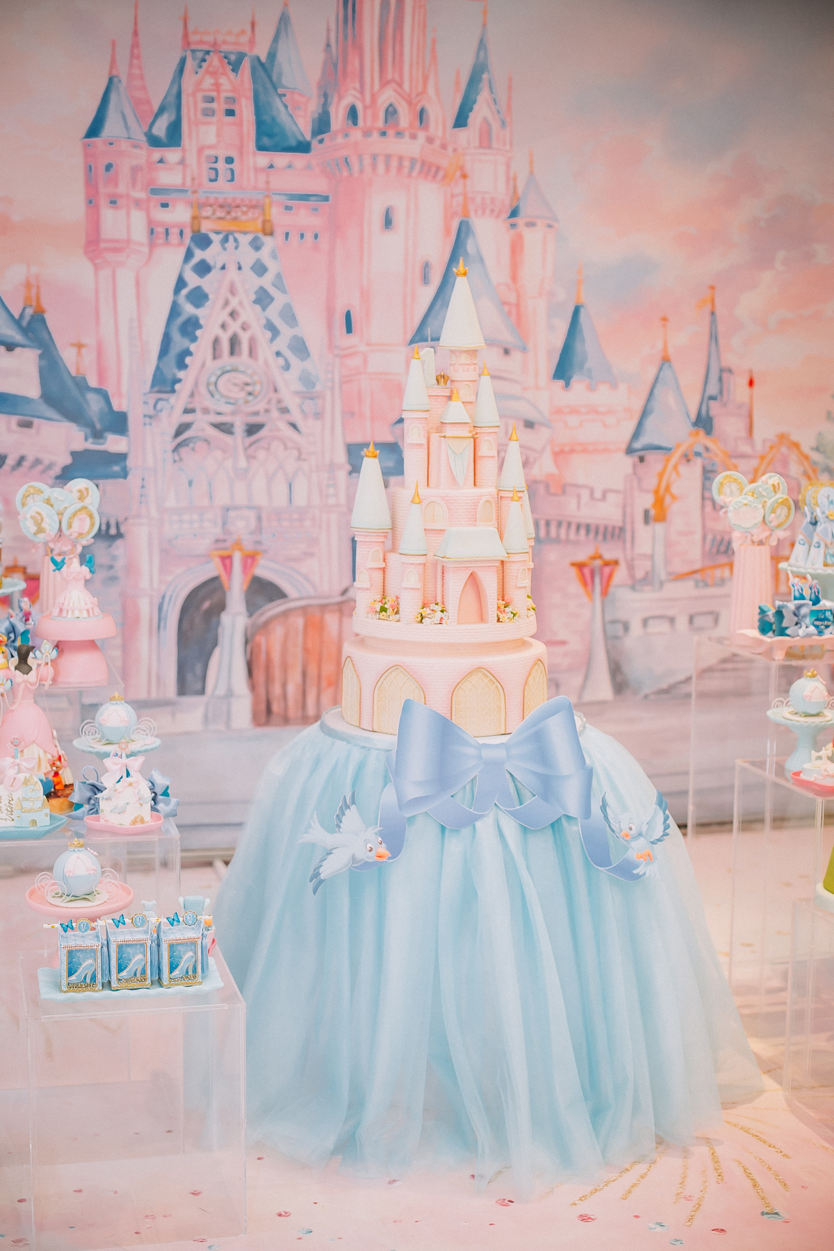 Detalhes da decoração de aniversário de 1 ano, com elementos delicados e personalizados com o tema cinderela