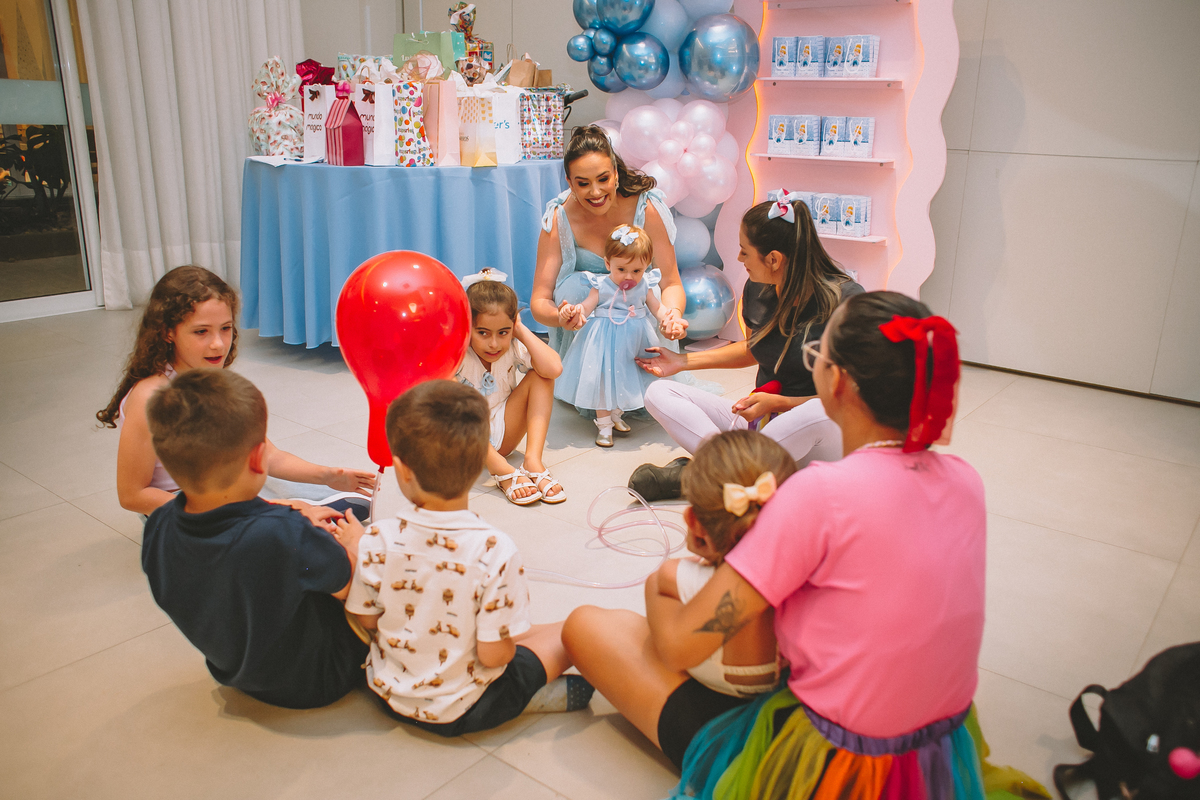 Crianças brincando e se divertindo durante a festa de aniversário infantil, em um ambiente leve e cheio de alegria