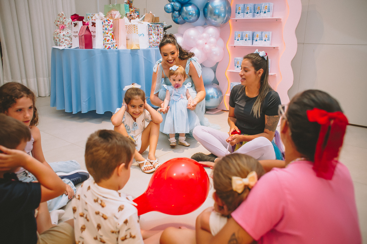 Crianças brincando e se divertindo durante a festa de aniversário infantil, em um ambiente leve e cheio de alegria