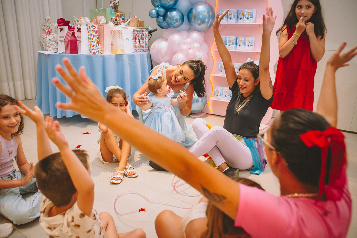 Crianças brincando e se divertindo durante a festa de aniversário infantil, em um ambiente leve e cheio de alegria