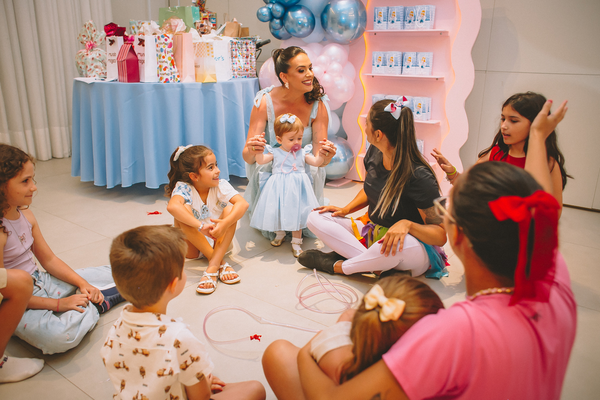 Crianças brincando e se divertindo durante a festa de aniversário infantil, em um ambiente leve e cheio de alegria