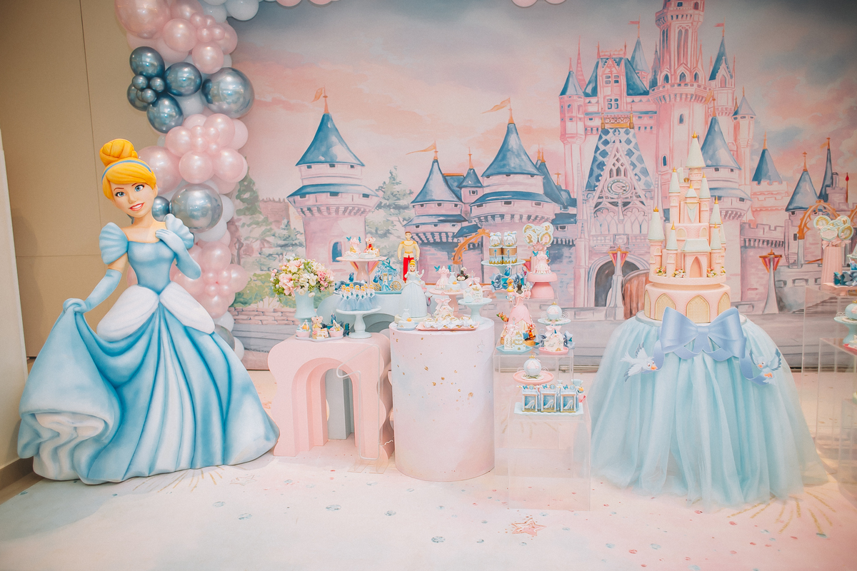 Detalhes da decoração de aniversário de 1 ano, com elementos delicados e personalizados com o tema cinderela