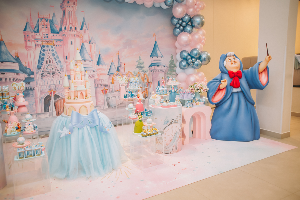 Detalhes da decoração de aniversário de 1 ano, com elementos delicados e personalizados com o tema cinderela