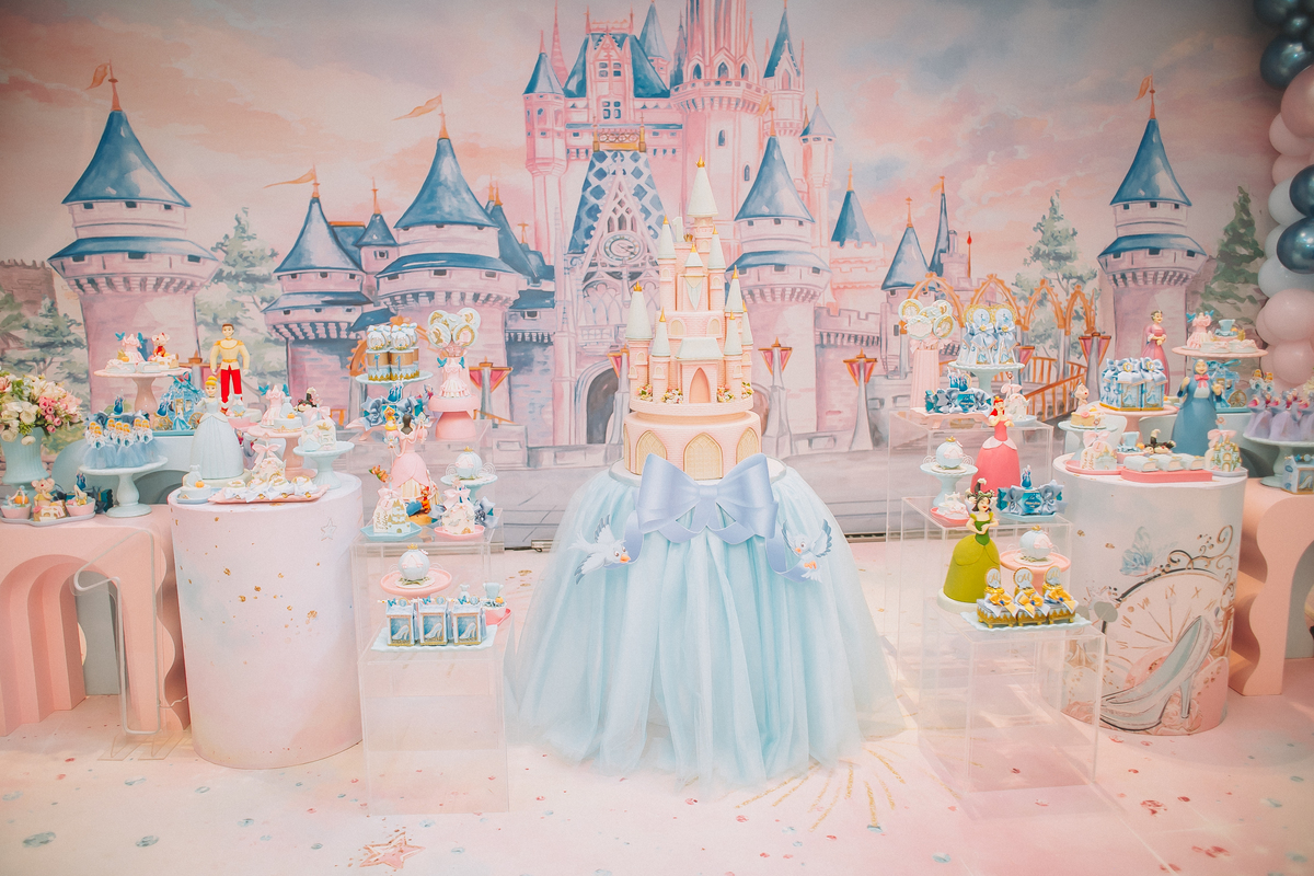 Detalhes da decoração de aniversário de 1 ano, com elementos delicados e personalizados com o tema cinderela