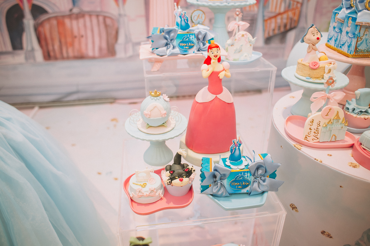 Decoração de aniversário infantil delicada para 1 aninho, com detalhes encantadores da mesa e ambientação da festa em Palhoça SC