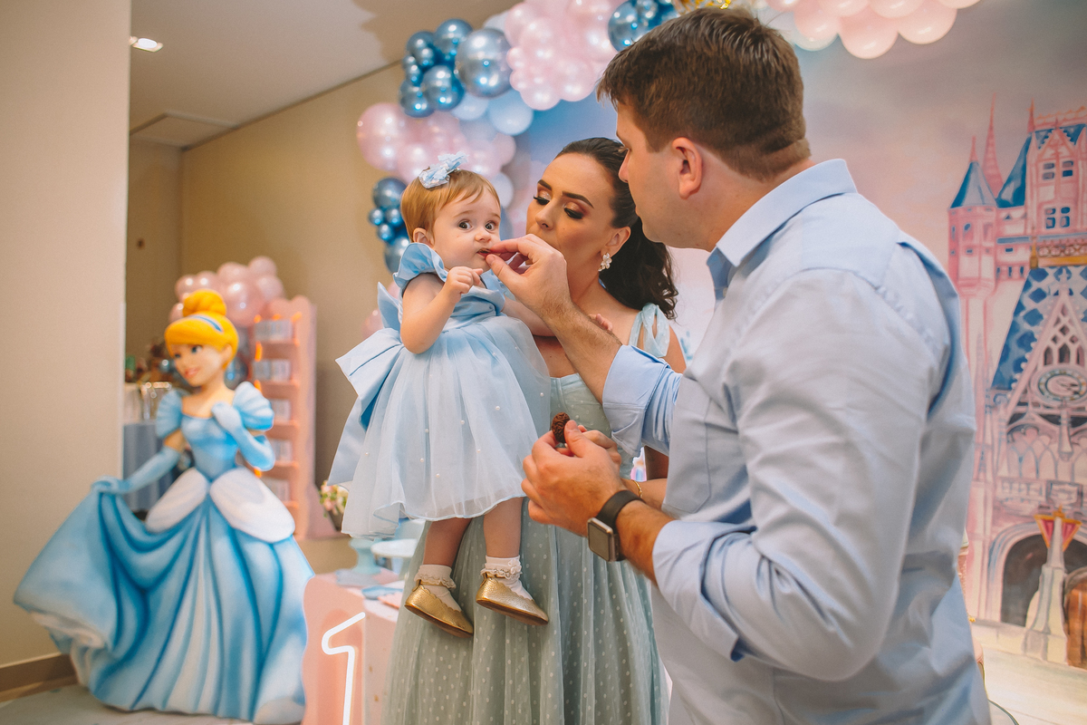 Maria Vitória experimentando seu primeiro brigadeiro no aniversário de 1 ano, em um momento doce e inesquecível