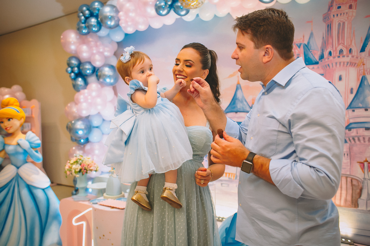 Maria Vitória experimentando seu primeiro brigadeiro no aniversário de 1 ano, em um momento doce e inesquecível